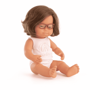 Poupée fille avec lunettes
